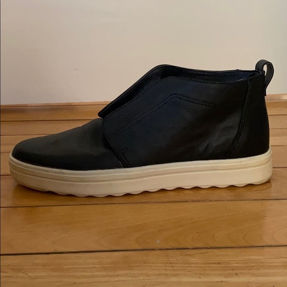 Women’s size 7 shoe - Picture 3 of 3